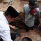 Bupati Tangerang Moch Maesyal Rasyid melakukan peletakan batu pertama pembangunan Masjid Al Muawanah di Desa Jeungjing, Kecamatan Cisoka (foto:istimewa)