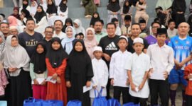 Bupati Tangerang Moch Maesyal Rasyid merayakan hari ulang tahun ke-60 tahun dengan berbagi ungkapan syukur bersama 100 anak yatim dalam acara sederhana di Lapangan Latihan Indomilk Sport Center, Kelapa Dua,(foto:istimewa)