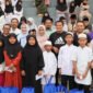 Bupati Tangerang Moch Maesyal Rasyid merayakan hari ulang tahun ke-60 tahun dengan berbagi ungkapan syukur bersama 100 anak yatim dalam acara sederhana di Lapangan Latihan Indomilk Sport Center, Kelapa Dua,(foto:istimewa)