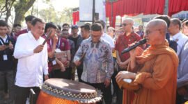 Bupati Tangerang Moch Maesyal Rasyid menghadiri acara perayaan Hari Raya Tri Suci Waisak 2569 BE di Bunderan 3, Citra Raya, Kecamatan Panongan (foto:istimewa)