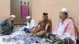Camat Kurnia S.STP.Msi takziah dan mengikuti tahlil malam pertama (foto:istimewa)