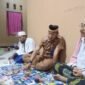Camat Kurnia S.STP.Msi takziah dan mengikuti tahlil malam pertama (foto:istimewa)