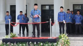 Plh.) Sekretaris Daerah Provinsi Banten Deden Apriandhi Hartawan saat membacakan sambutan Menteri Komunikasi dan Digital Meutya Viada Hafid pada Upacara Peringatan Hari Kebangkitan Nasional ke-117 Tahun 2025, di Lapangan Kantor Gubernur Banten, (foto:istimewa)