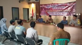 Personel kepolisian Polsek Balaraja melaksanakan Jumat curhat di Desa merak sampaikan pesan bhabinkamtibmas (foto:istimewa)