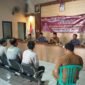 Personel kepolisian Polsek Balaraja melaksanakan Jumat curhat di Desa merak sampaikan pesan bhabinkamtibmas (foto:istimewa)