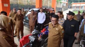 Gubernur Banten Andra Soni melakukan peninjauan pelayanan pembayaran pajak kendaraan bermotor di Kantor Sistem Administrasi Satu Atap (Samsat) Malingping, (foto: istimewa)