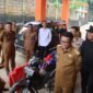 Gubernur Banten Andra Soni melakukan peninjauan pelayanan pembayaran pajak kendaraan bermotor di Kantor Sistem Administrasi Satu Atap (Samsat) Malingping, (foto: istimewa)