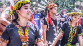 Tampilan busana khas suku Dayak Kalimantan (foto: istimewa) 