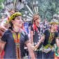Tampilan busana khas suku Dayak Kalimantan (foto: istimewa) 
