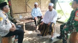 Kunjungan Kapolsek kresek AKP A.Suryadi disambut hangat KH.Syarifudin tokoh masyarakat desa cibetok (foto:ifakta.co/Lx)