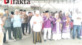 Proses pelepasan jemaah haji kepala desa cibetok dan anggota DPRD Kabupaten Tangerang Mahfud diiringi doa bersama bersama tokoh masyarakat dan warga (foto:ifakta.co/Lx)