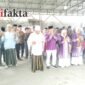 Proses pelepasan jemaah haji kepala desa cibetok dan anggota DPRD Kabupaten Tangerang Mahfud diiringi doa bersama bersama tokoh masyarakat dan warga (foto:ifakta.co/Lx)