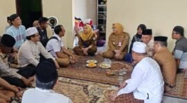 Camat kresek Tatang Suryana takziah di kediaman almarhum mantan camat kresek tahun 2008 (foto:ifakta.co/Lx)
