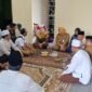 Camat kresek Tatang Suryana takziah di kediaman almarhum mantan camat kresek tahun 2008 (foto:ifakta.co/Lx)