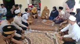 Wakil bupati Tangerang intan Nurul hikmah berikan ucapan duka kepada keluarga almarhum H.Rusdi mantan camat kresek tahun 2008 (foto:ifakta.co/Lx)