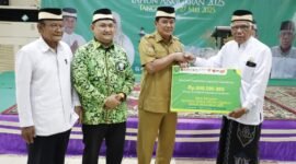 Pemerintah Kabupaten (Pemkab) Tangerang bersama Dewan Masjid Indonesia (DMI) Kabupaten Tangerang menyerahkan bantuan hewan kurban sebanyak 30 ekor sapi kepada 30 masjid di 29 kecamatan se-Kabupaten Tangerang.(foto: istimewa')