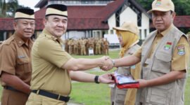Sekretaris Daerah (Sekda) Kabupaten Tangerang Soma Atmaja melepas 100 petugas pemeriksa kesehatan hewan kurban menjelang Idul Adha 1446 Hijriah/2025 (foto:istimewa)