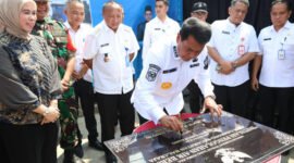 Bupati Tangerang Moch Maesyal Rasyid meresmikan Instalasi Pengolahan Air (IPA) bersih di Desa Gembong, Kecamatan Balaraja.(foto: istimewa)