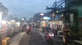 Warga penjaringan keluhan jalanan yang rusak dampak proyek rekontruksi pipa sepanjang tanha pasir tanah merah macet dan ekstra hati hati (foto:ifakta.co/Lx)