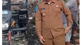 Aktivitas kepala desa Rancagede H.Yani cek lokasi tempat pembuangan sampah di wilayahnya (foto:ifakta.co/Alex)