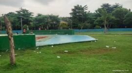 Nampak sampah plastik berserakan di atas rumput dan lapangan (Foto:ifakta/amy)
