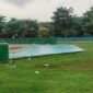 Nampak sampah plastik berserakan di atas rumput dan lapangan (Foto:ifakta/amy)
