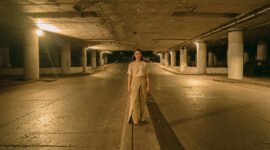 Fotografer kenamaan Davy Linggar menggarap video musik “TANDA”
dengan metode one take.
