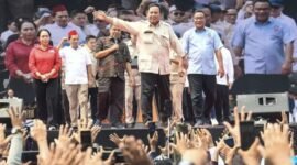 Presiden Prabowo Subianto melempar topi usai menyampaikan pidatonya pada perayaan Hari Buruh Internasional 2025 di kawasan Monas, Jakarta, Kamis (1/5/2025).