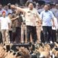 Presiden Prabowo Subianto melempar topi usai menyampaikan pidatonya pada perayaan Hari Buruh Internasional 2025 di kawasan Monas, Jakarta, Kamis (1/5/2025).