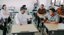 Mensos Saifullah Yusuf (kiri depan) dan Seskab Teddy Indra Wijaya (kanan depan) menilik ruang kelas STPL, Bekasi, yang akan dijadikan sekolah rakyat pada Juli mendatang (Foto: antara/ifakta)