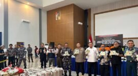 Personel TNI AL bersama dengan barang bukti Narkoba yang berhasil disita di laut Kepri (Foto: Puspen TNA AL/ifakta)