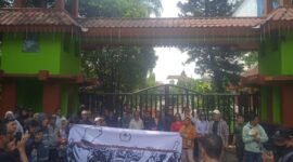 Sebagian massa yang tergabung di Koperasi Pedagang Kaki Lima Mulya Sejahtera menggelar aksi damai didepan gerbang Pemkot Bekasi yang terletak di Jalan Jend.A. Yani Nomor 1, Margajaya Bekasi Selatan Kota Bekasi pada, Rabu (07/5/2025)
