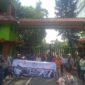 Sebagian massa yang tergabung di Koperasi Pedagang Kaki Lima Mulya Sejahtera menggelar aksi damai didepan gerbang Pemkot Bekasi yang terletak di Jalan Jend.A. Yani Nomor 1, Margajaya Bekasi Selatan Kota Bekasi pada, Rabu (07/5/2025)
