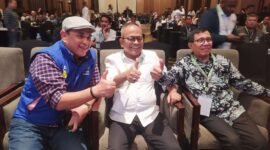 Zulmasyah Sakedang (rompi biru), Atal Depari (tengah) dan Hendry Ch Bangun (baju batik) ketika di Kongres Bandung (Foto: ist/ifakta)