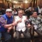 Zulmasyah Sakedang (rompi biru), Atal Depari (tengah) dan Hendry Ch Bangun (baju batik) ketika di Kongres Bandung (Foto: ist/ifakta)