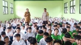 Aiptu H. Marpaung menyampaikan segala bentuk kenakalan remaja kepada siswa dan siswi SMPN 60 Bekasi