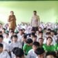 Aiptu H. Marpaung menyampaikan segala bentuk kenakalan remaja kepada siswa dan siswi SMPN 60 Bekasi