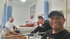 Ketua PWI Kepri Saibansah D (pakai topi) saat menjeguk Ketua PWI Batam dan anggota PWI Kepri yang jadi korban pengeroyokan (Foto: Istimewa-ifakta) 