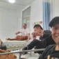 Ketua PWI Kepri Saibansah D (pakai topi) saat menjeguk Ketua PWI Batam dan anggota PWI Kepri yang jadi korban pengeroyokan (Foto: Istimewa-ifakta) 