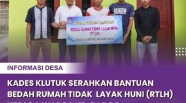 Kepala Desa Klutuk, Bapak Ubaedillah, menyerahkan secara langsung bantuan program Bedah Rumah Tidak Layak Huni (RTLH) kepada Bapak Sukri, warga Kampung Gadog RT 008 RW 003, (foto:istimewa)