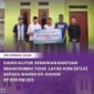 Kepala Desa Klutuk, Bapak Ubaedillah, menyerahkan secara langsung bantuan program Bedah Rumah Tidak Layak Huni (RTLH) kepada Bapak Sukri, warga Kampung Gadog RT 008 RW 003, (foto:istimewa)