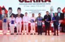 Penyerahan plakat penghargaan kepada para mantan Ketum Gekira, termasuk penghargaan kepada Ephorus HKBP, dan Romo Hans Jeharut (Foto: ifakta.co)