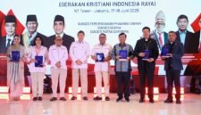 Penyerahan plakat penghargaan kepada para mantan Ketum Gekira, termasuk penghargaan kepada Ephorus HKBP, dan Romo Hans Jeharut (Foto: ifakta.co)