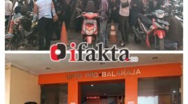 Petugas cek fisik kendaraan bermotor terus layani masyarakat capai kendaraan bermotor 900/hari (foto:ifakta.co/Lx)