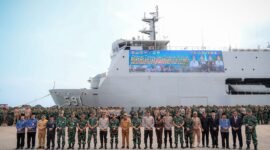 Gubernur Banten Andra Soni memimpin Upacara Penyambutan Peserta Latihan Integrasi Taruna Wreda (Latsitarda) Nusantara ke-45 Provinsi Banten di Dermaga Pelabuhan Indah Kiat, Kelurahan Taman Sari, Kecamatan Pulomerak, (foto:istimewa)