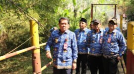 Bupati Tangerang, Moch. Maesyal Rasyid meninjau jembatan baja yang menghubungkan Desa Babat, Kecamatan Legok, Kabupaten Tangerang dengan Desa Jagabita, Kecamatan Parung Panjang, Kabupaten Bogor (foto:istimewa)