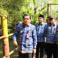 Bupati Tangerang, Moch. Maesyal Rasyid meninjau jembatan baja yang menghubungkan Desa Babat, Kecamatan Legok, Kabupaten Tangerang dengan Desa Jagabita, Kecamatan Parung Panjang, Kabupaten Bogor (foto:istimewa)