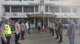 Personel polsek Balaraja Polresta Tangerang giat melaksanakan serah terima jaga pagi hari yang di pimpin oleh pawas iptu Andi di halaman kantor Polsek Balaraja (foto:istimewa)