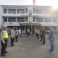 Personel polsek Balaraja Polresta Tangerang giat melaksanakan serah terima jaga pagi hari yang di pimpin oleh pawas iptu Andi di halaman kantor Polsek Balaraja (foto:istimewa)