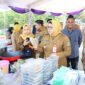 Wakil Bupati Tangerang Intan Nurul Hikmah meninjau langsung pelaksanaan Gerakan Pangan Murah (GPM) serta Bazar Murah UMKM menjelang Idul Adha 1446 H di Alun-Alun Tigaraksa (foto:istimewa)